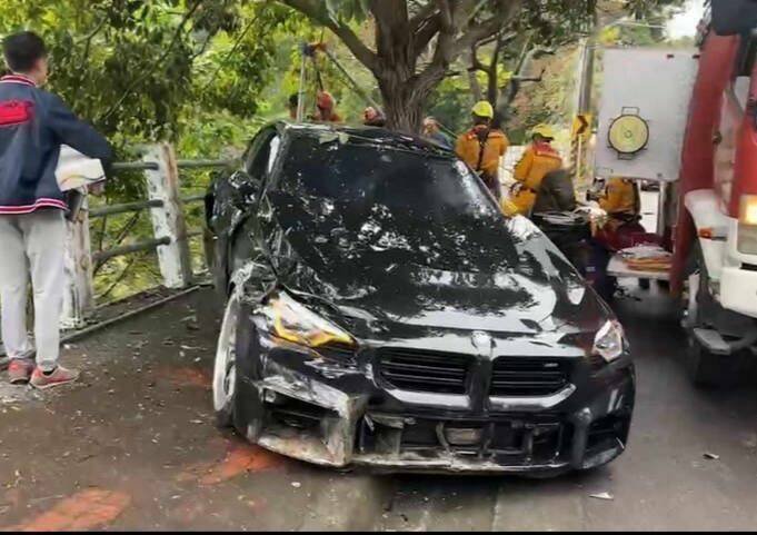 沈姓男子去年12月驾驶BMW轿车,行经台中北屯东山路飙速113公里,失控逆向撞死杨姓女骑士,台中地院依过失致死判刑10月。(民众提供) 沈姓男子去年12月驾驶BMW轿车,行经台中北屯东山路飙速113公里,失控逆向撞死杨姓女骑士,台中地院依过失致死判刑10月。(民众提供)