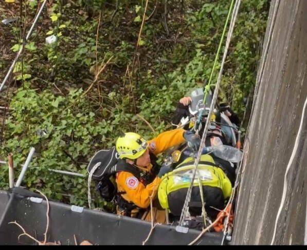 沈姓男子去年12月驾驶BMW轿车,行经台中北屯东山路超速达63公里,将杨姓女骑士撞落山谷,虽吊挂救起送医仍不治。(民众提供) 沈姓男子去年12月驾驶BMW轿车,行经台中北屯东山路超速达63公里,将杨姓女骑士撞落山谷,虽吊挂救起送医仍不治。(民众提供)
