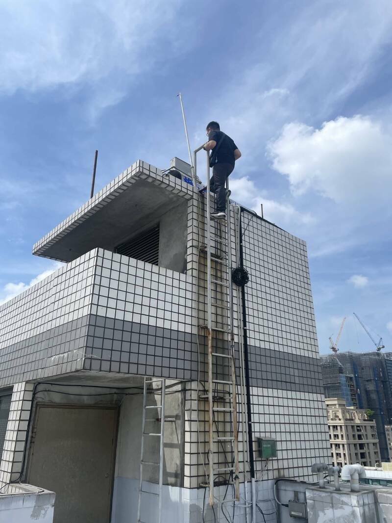 调查官冒险爬上大楼水塔找寻刘男藏暱的手机。(记者黄佳琳翻摄) 调查官冒险爬上大楼水塔找寻刘男藏暱的手机。(记者黄佳琳翻摄)