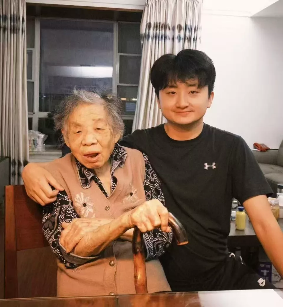 90后男生把去世奶奶装进游戏,在虚拟世界里和亲人说再见