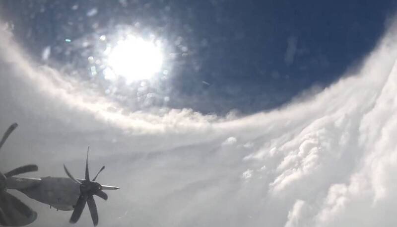 「梅丽莎」巨大的旋转云墙高耸,这种仿佛身处体育场内的情形,被称为「体育场效应」。(图撷取自社群媒体「X」) 「梅丽莎」巨大的旋转云墙高耸,这种仿佛身处体育场内的情形,被称为「体育场效应」。(图撷取自社群媒体「X」)