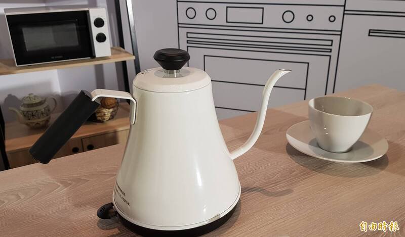 饭店提醒,千万别把快煮壶拿来煮热饮或泡泡面,虽然很方便,但容易故障;示意图,图与新闻事件无关。(资料照) 饭店提醒,千万别把快煮壶拿来煮热饮或泡泡面,虽然很方便,但容易故障;示意图,图与新闻事件无关。(资料照)