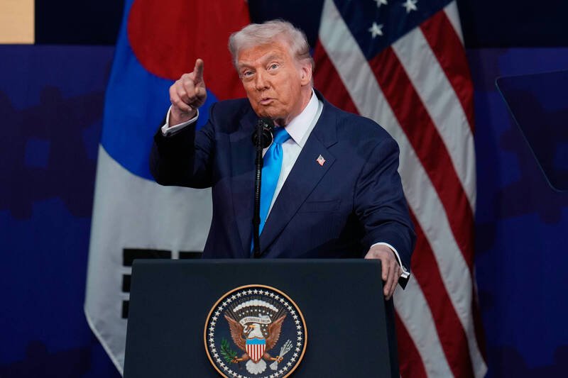 美国总统川普29日于南韩庆州举行的亚太经合会(APEC)执行长峰会上发表演说。(美联社) 美国总统川普29日于南韩庆州举行的亚太经合会(APEC)执行长峰会上发表演说。(美联社)