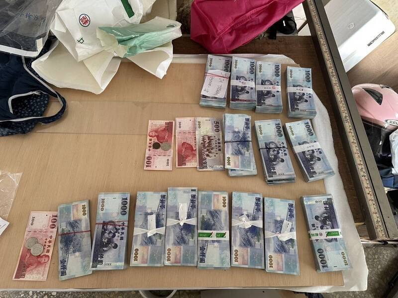 警方到王嫌土城工作室查扣134万元赃款。(记者王冠仁翻摄) 警方到王嫌土城工作室查扣134万元赃款。(记者王冠仁翻摄)