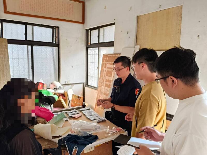 警方到王嫌土城工作室查扣134万元赃款。(记者王冠仁翻摄) 警方到王嫌土城工作室查扣134万元赃款。(记者王冠仁翻摄)