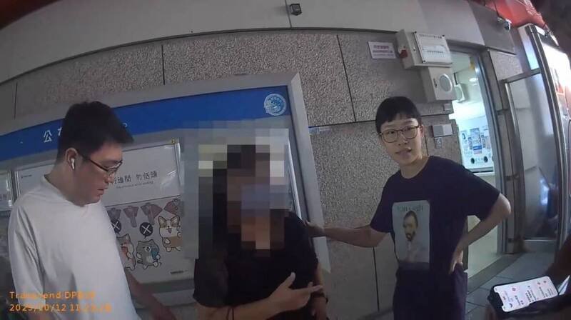 警方埋伏逮捕王嫌。(记者王冠仁翻摄) 警方埋伏逮捕王嫌。(记者王冠仁翻摄)