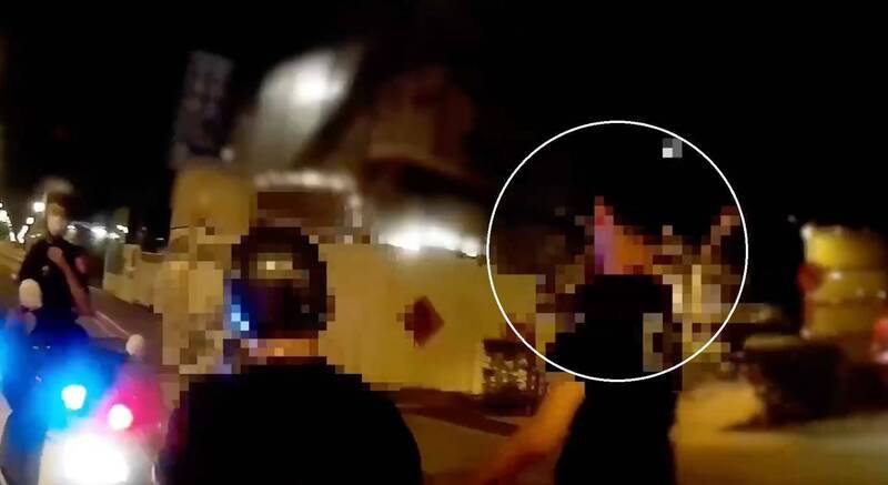 黄男骑机车载陈姓友人时,因陈男未戴安全帽遭警方拦查,但黄男眼神刻意闪避,最后被搜出毒品恺他命。(记者陆运锋翻摄) 黄男骑机车载陈姓友人时,因陈男未戴安全帽遭警方拦查,但黄男眼神刻意闪避,最后被搜出毒品恺他命。(记者陆运锋翻摄)