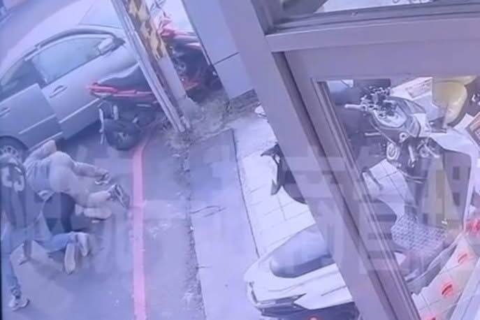 南投「囝仔公庙」万善堂发生金牌、香油钱窃案,警方锁定叶姓犯嫌后,部署警网顺利逮捕归案。(图由草屯警方提供) 南投「囝仔公庙」万善堂发生金牌、香油钱窃案,警方锁定叶姓犯嫌后,部署警网顺利逮捕归案。(图由草屯警方提供)