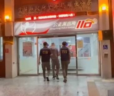 宜县余姓男子(中)涉嫌私设刑堂对李姓友人施虐,昨晚被警方查获。(图由警方提供) 宜县余姓男子(中)涉嫌私设刑堂对李姓友人施虐,昨晚被警方查获。(图由警方提供)