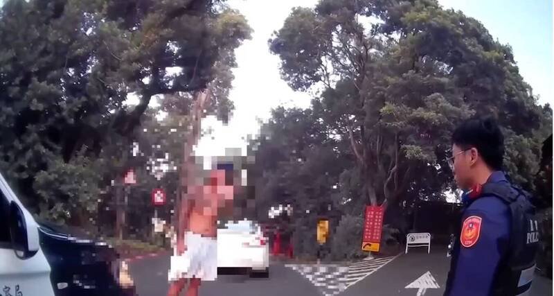 李男开车到圆山大饭店持刀砍树。(记者王冠仁翻摄) 李男开车到圆山大饭店持刀砍树。(记者王冠仁翻摄)