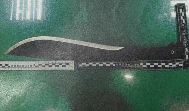 警方查扣李男的刀械。(记者王冠仁翻摄) 警方查扣李男的刀械。(记者王冠仁翻摄)