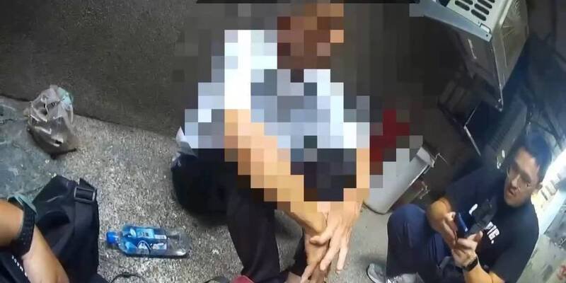 警方配合双方相约面交时,将前来取款的吴姓车手逮捕。(记者陆运锋翻摄) 警方配合双方相约面交时,将前来取款的吴姓车手逮捕。(记者陆运锋翻摄)