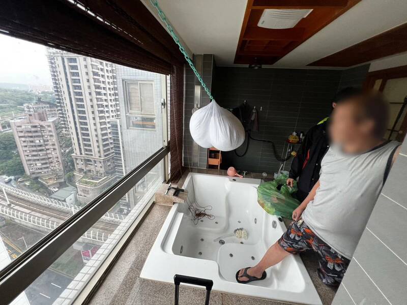 新北市淡海轻轨惊传遭人以雷射笔射入驾驶室,险些波及驾驶影响安全,警方获报循线追查,逮获蔡嫌与女友这对毒鸳鸯及犯案雷射笔;警方带蔡嫌回现场勘查。(记者吴仁捷翻摄) 新北市淡海轻轨惊传遭人以雷射笔射入驾驶室,险些波及驾驶影响安全,警方获报循线追查,逮获蔡嫌与女友这对毒鸳鸯及犯案雷射笔;警方带蔡嫌回现场勘查。(记者吴仁捷翻摄)