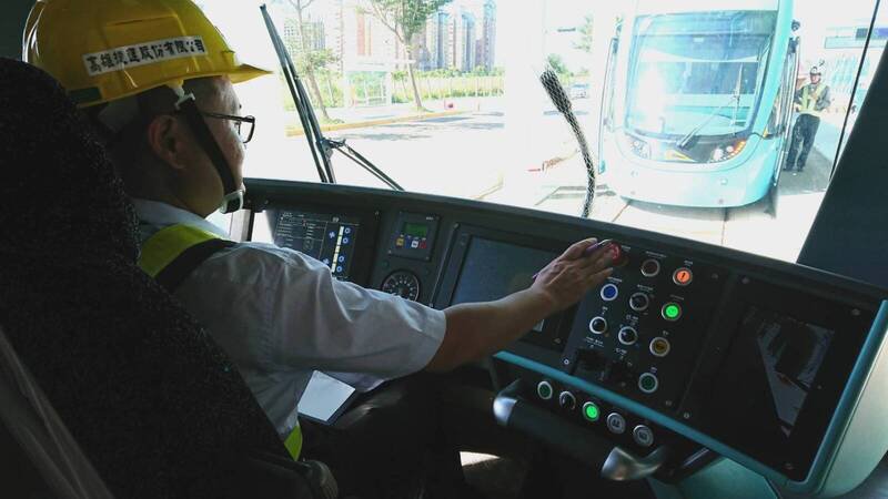 新北市淡海轻轨惊传遭人以雷射笔射入驾驶室,险些波及驾驶影响安全;图为新北市捷运工程局说明,淡海轻轨配有司机员。(记者吴仁捷翻摄) 新北市淡海轻轨惊传遭人以雷射笔射入驾驶室,险些波及驾驶影响安全;图为新北市捷运工程局说明,淡海轻轨配有司机员。(记者吴仁捷翻摄)