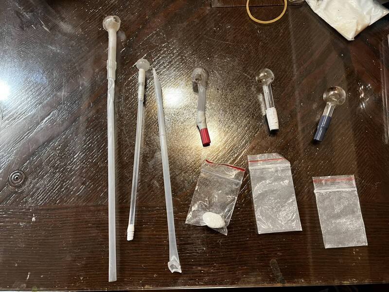 新北市淡海轻轨惊传遭人以雷射笔射入驾驶室,险些波及驾驶影响安全,警方获报循线追查,逮获蔡嫌与女友这对毒鸳鸯及犯案雷射笔;警方带蔡嫌回现场勘查,查获毒品。(记者吴仁捷翻摄) 新北市淡海轻轨惊传遭人以雷射笔射入驾驶室,险些波及驾驶影响安全,警方获报循线追查,逮获蔡嫌与女友这对毒鸳鸯及犯案雷射笔;警方带蔡嫌回现场勘查,查获毒品。(记者吴仁捷翻摄)