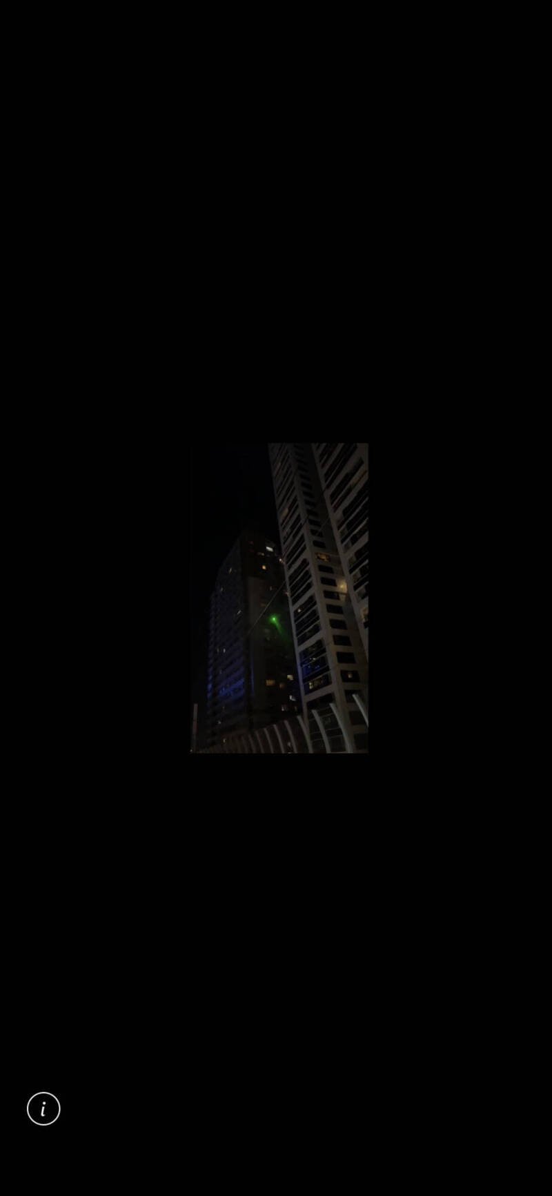 新北市淡海轻轨惊传遭人以雷射笔射入驾驶室,险些波及驾驶影响安全,警方获报到场勘查,发现一旁大楼射出绿光(见图),循线追查,逮获蔡嫌与女友这对毒鸳鸯及犯案雷射笔,宣告侦破威胁大众运输行驶公安案。(记者吴仁捷翻摄) 新北市淡海轻轨惊传遭人以雷射笔射入驾驶室,险些波及驾驶影响安全,警方获报到场勘查,发现一旁大楼射出绿光(见图),循线追查,逮获蔡嫌与女友这对毒鸳鸯及犯案雷射笔,宣告侦破威胁大众运输行驶公安案。(记者吴仁捷翻摄)