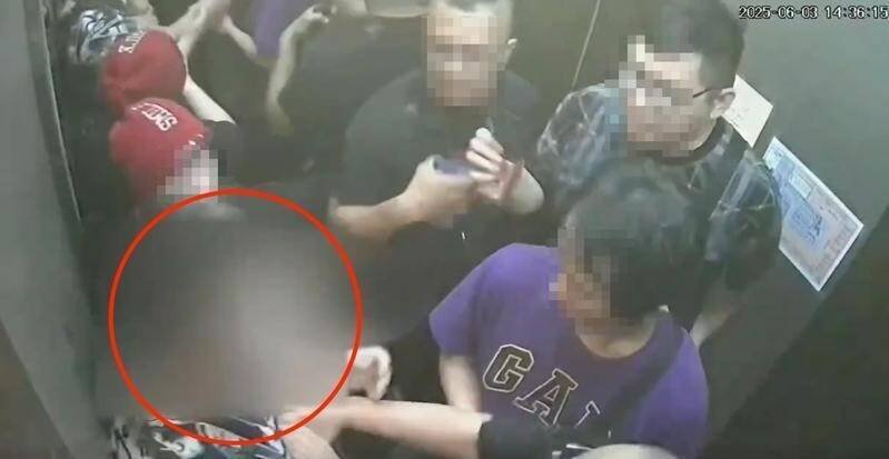 警方佯装住户访客,在电梯内活逮黄男。(警方提供) 警方佯装住户访客,在电梯内活逮黄男。(警方提供)