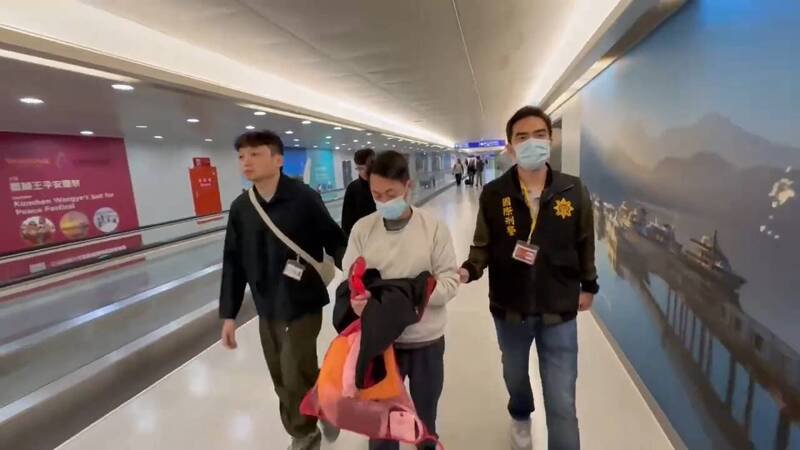 通缉犯蔡正为潜逃美国逾7年,昨遣返归案。(记者邱俊福翻摄) 通缉犯蔡正为潜逃美国逾7年,昨遣返归案。(记者邱俊福翻摄)