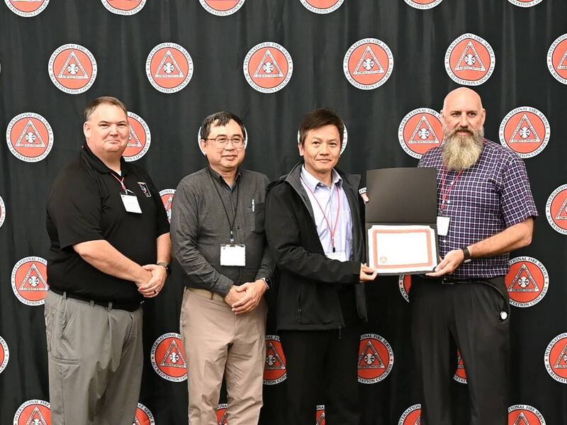 消防署训练中心代表受奖。(由左至右分别为IFSAC证书大会理事会副主席Matthew Palmerton 、国立云林科技大学特聘教授洪肇嘉、消防署训练中心主任谢志强、IFSAC证书大会理事会主席John Cunningham。(消防署提供) 消防署训练中心代表受奖。(由左至右分别为IFSAC证书大会理事会副主席Matthew Palmerton 、国立云林科技大学特聘教授洪肇嘉、消防署训练中心主任谢志强、IFSAC证书大会理事会主席John Cunningham。(消防署提供)