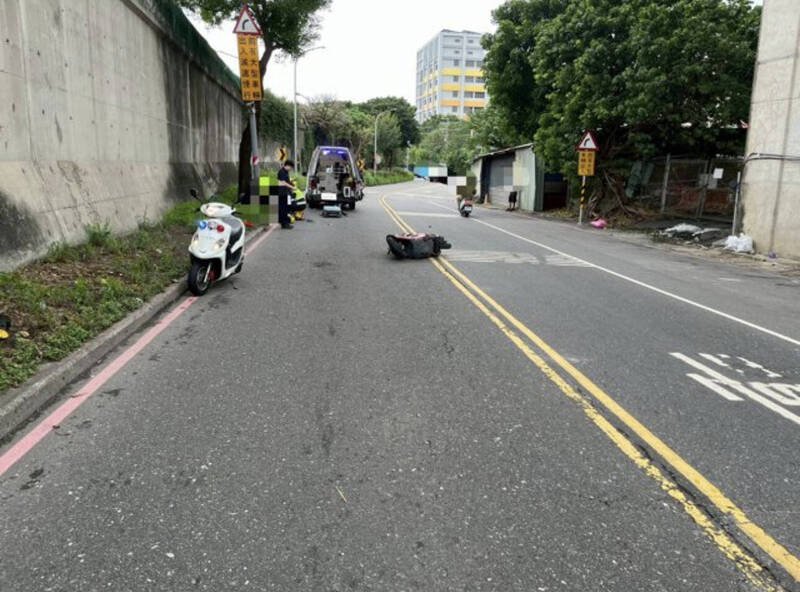 新北市新庄区环汉路今天下午传出一名骑士倒地,到院不治。(记者吴仁捷翻摄) 新北市新庄区环汉路今天下午传出一名骑士倒地,到院不治。(记者吴仁捷翻摄)