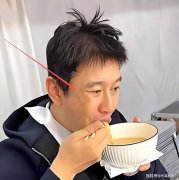 黄晓明头发稀疏显秃顶 脸上有斑褶子多 手控制不住发抖