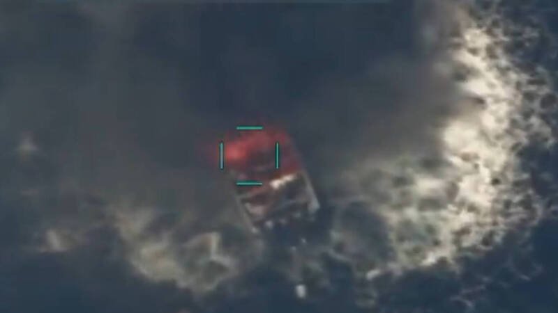 美国国防部长赫格塞斯29日宣布,美军在东太平洋对1艘涉嫌运毒船只进行袭击,导致船上4人全部死亡。(撷自X@SecWar) 美国国防部长赫格塞斯29日宣布,美军在东太平洋对1艘涉嫌运毒船只进行袭击,导致船上4人全部死亡。(撷自X@SecWar)