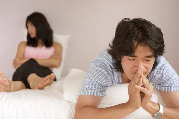 债主追上门吓坏妻儿,渣夫躲海外终被休。(情境照) 债主追上门吓坏妻儿,渣夫躲海外终被休。(情境照)