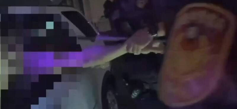 基隆市警一分局忠二路派所警员驾警车拦下叶姓男子的车后,将叶男从驾驶座窗拉出后上铐,展现强势作为。(记者林嘉东翻摄) 基隆市警一分局忠二路派所警员驾警车拦下叶姓男子的车后,将叶男从驾驶座窗拉出后上铐,展现强势作为。(记者林嘉东翻摄)