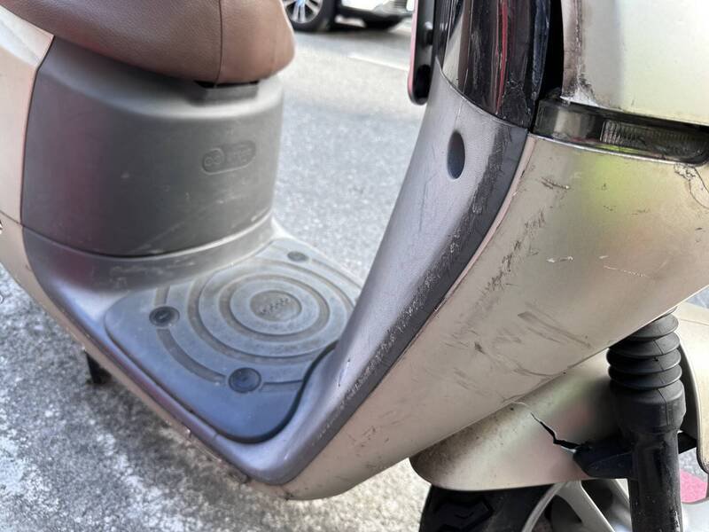 张女骑机车载2名小朋友上课,行经中和国小前时左转,与对向行经的周姓骑士发生碰撞,造成周男倒地骨折。(记者陆运锋翻摄) 张女骑机车载2名小朋友上课,行经中和国小前时左转,与对向行经的周姓骑士发生碰撞,造成周男倒地骨折。(记者陆运锋翻摄)