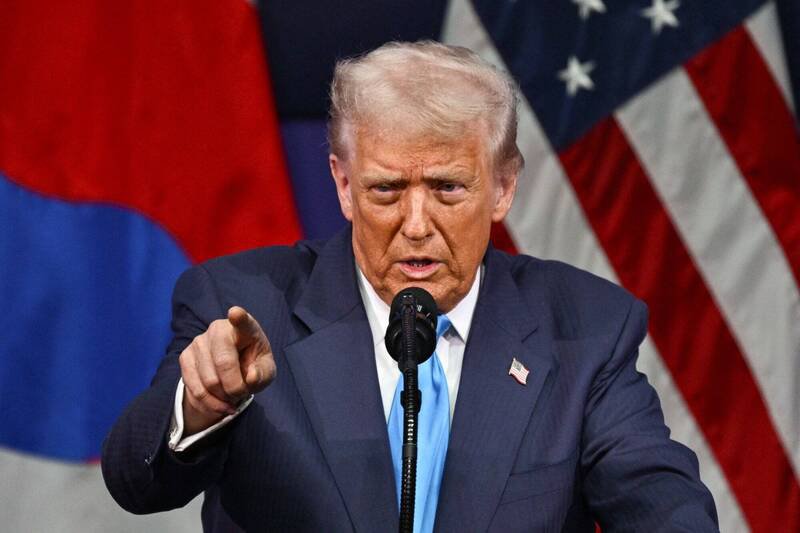 川普今在社群媒体「真实社群」发文指出,有鉴于其他国家的核试验计划状况,他已指示「战争部」以同等规模重新开始美国核武测试。(法新社) 川普今在社群媒体「真实社群」发文指出,有鉴于其他国家的核试验计划状况,他已指示「战争部」以同等规模重新开始美国核武测试。(法新社)