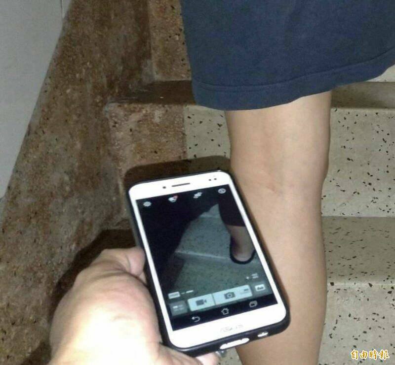 施姓男子用手机拍摄女子的隐私部位。非本案新闻照片。(示意图) 施姓男子用手机拍摄女子的隐私部位。非本案新闻照片。(示意图)