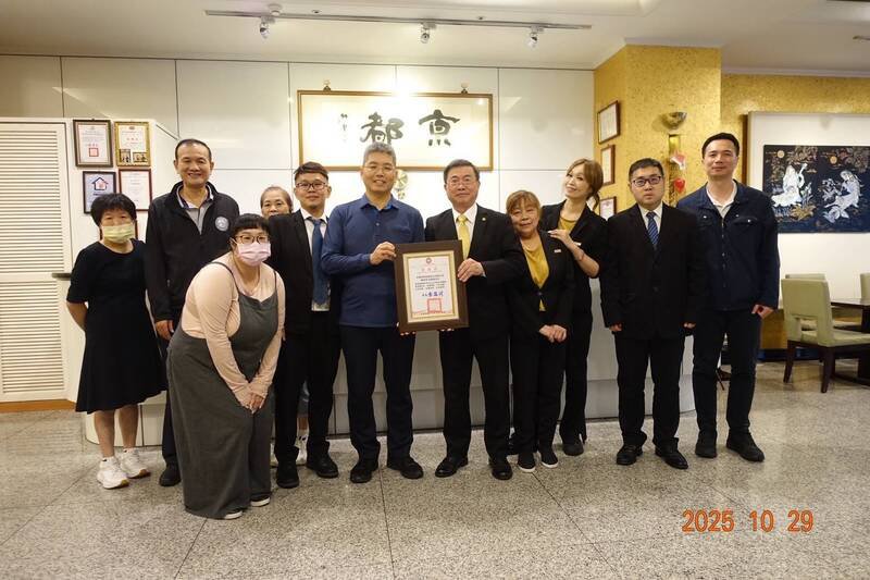 台北市警中山分局分局长张耀仁致赠京都商务旅馆总经理徐银树感谢状。(记者邱俊福翻摄) 台北市警中山分局分局长张耀仁致赠京都商务旅馆总经理徐银树感谢状。(记者邱俊福翻摄)