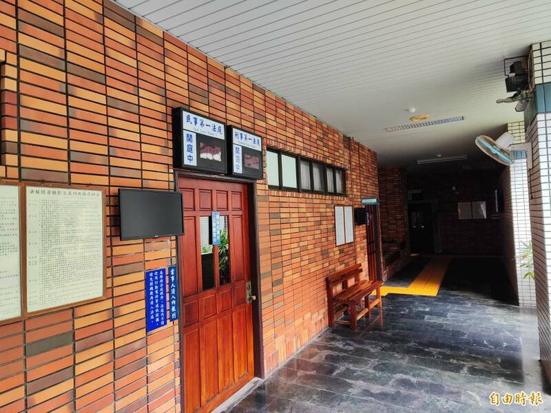 三地集团负责人钟嘉村涉嫌违反证券交易法被羁押,他不服提起抗告,被高雄高分院裁定驳回并定案。(记者鲍建信摄) 三地集团负责人钟嘉村涉嫌违反证券交易法被羁押,他不服提起抗告,被高雄高分院裁定驳回并定案。(记者鲍建信摄)