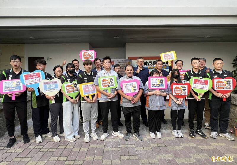 金门县警局与地区各大超商业者代表,共同宣誓为消费者把关。(记者吴正庭摄) 金门县警局与地区各大超商业者代表,共同宣誓为消费者把关。(记者吴正庭摄)