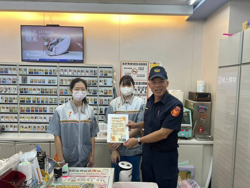 金门县警局制作「防诈警语立牌」,供各超商置于结帐柜台,提醒店员主动关怀购买大量游戏点数或操作转帐的顾客。(金门县警察局提供) 金门县警局制作「防诈警语立牌」,供各超商置于结帐柜台,提醒店员主动关怀购买大量游戏点数或操作转帐的顾客。(金门县警察局提供)