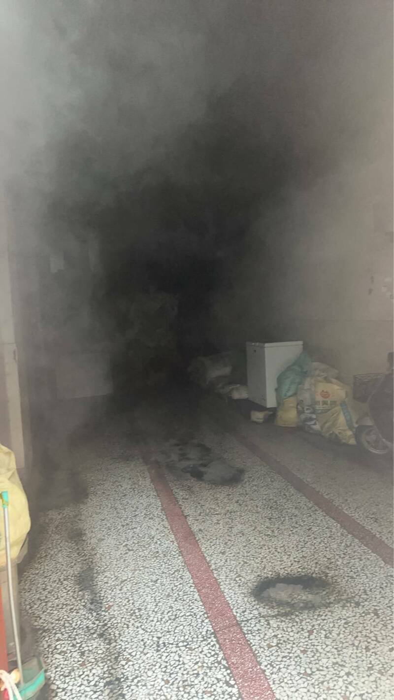 屏市一处住宅今晨发生火警,屋内弥漫浓烟。(屏县消防局提供) 屏市一处住宅今晨发生火警,屋内弥漫浓烟。(屏县消防局提供)