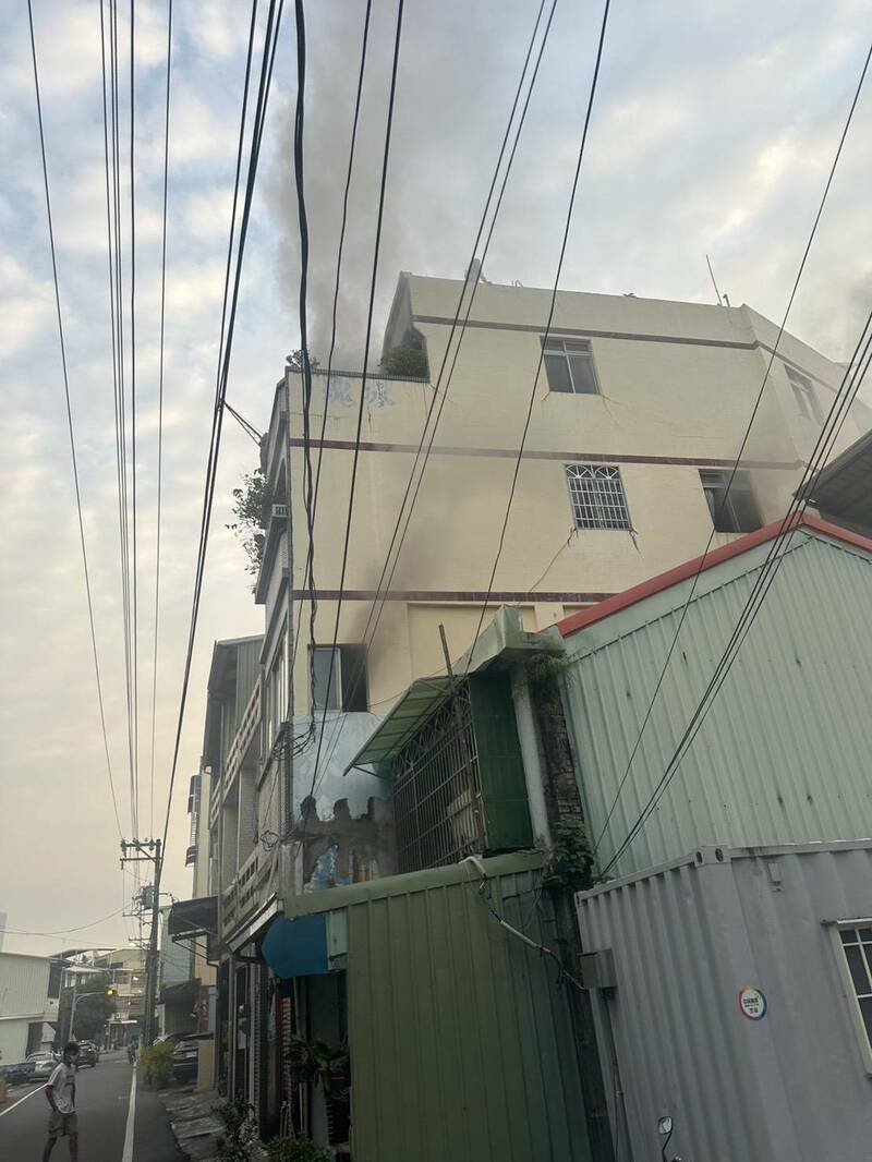 屏市一处住宅今晨发生火警冒出浓烟。(屏县消防局提供) 屏市一处住宅今晨发生火警冒出浓烟。(屏县消防局提供)