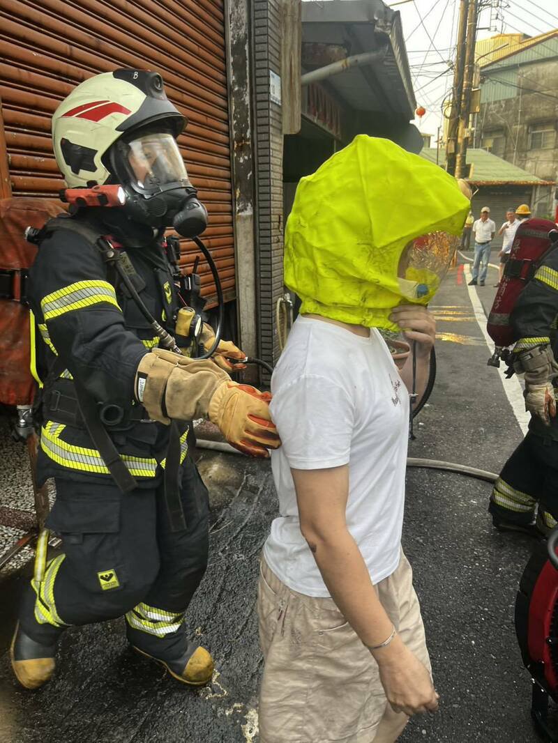 屏市民宅发生火警,消防人员救出受困者。(屏县消防局提供) 屏市民宅发生火警,消防人员救出受困者。(屏县消防局提供)