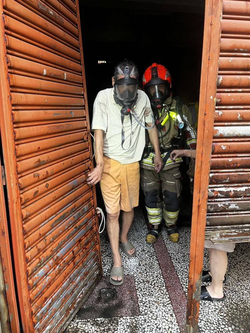 屏市民宅发生火警,消防人员将受困者救出。(屏县消防局提供) 屏市民宅发生火警,消防人员将受困者救出。(屏县消防局提供)