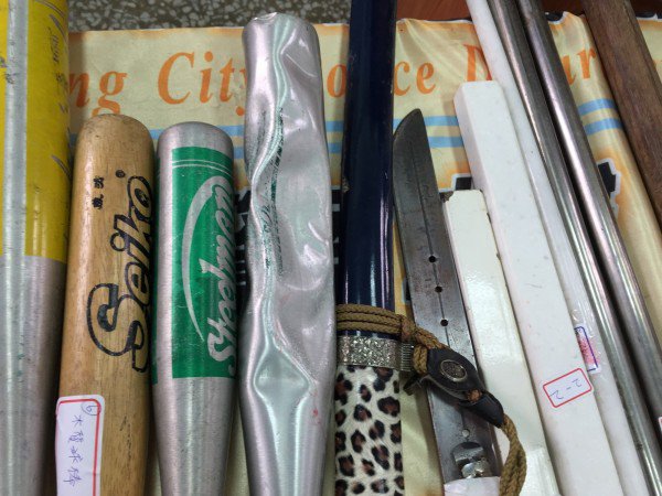 警方查扣滋事份子的棍棒。示意图与文无关(资料照) 警方查扣滋事份子的棍棒。示意图与文无关(资料照)