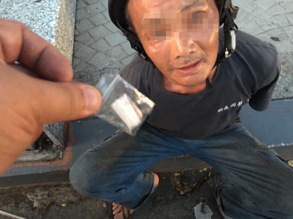 警在黄男身上查获一包海洛因。(记者方志贤翻摄) 警在黄男身上查获一包海洛因。(记者方志贤翻摄)