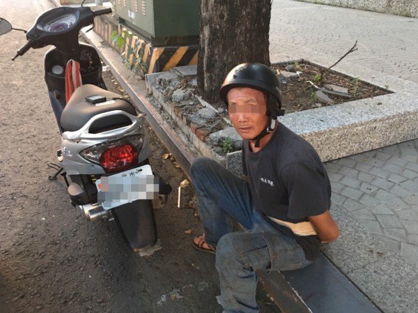 黄姓男子遭警拦检盘查。(记者方志贤翻摄) 黄姓男子遭警拦检盘查。(记者方志贤翻摄)