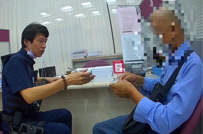 金价飙涨,林男陷投资黄金骗局,警方与行员阻诈保住40万。(民众提供) 金价飙涨,林男陷投资黄金骗局,警方与行员阻诈保住40万。(民众提供)