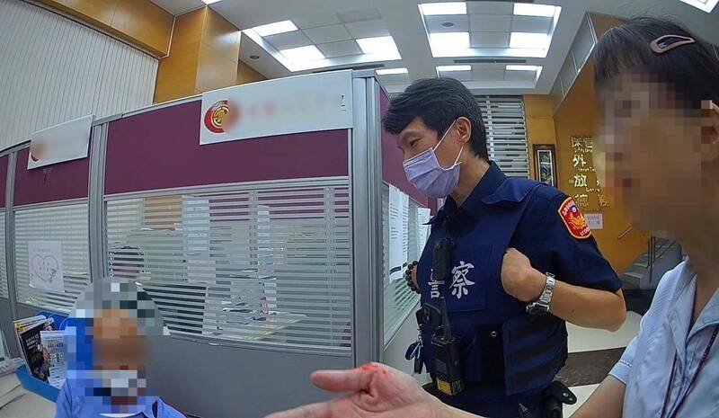 金价飙涨,林男陷投资黄金骗局,警方与行员阻诈保住40万。(民众提供) 金价飙涨,林男陷投资黄金骗局,警方与行员阻诈保住40万。(民众提供)