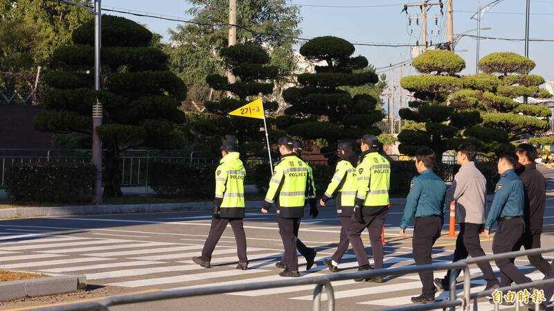 美国总统川普与中国国家主席习近平今天将在釜山金海机场会晤,外围有大批警力戒备。(记者黄靖媗摄) 美国总统川普与中国国家主席习近平今天将在釜山金海机场会晤,外围有大批警力戒备。(记者黄靖媗摄)