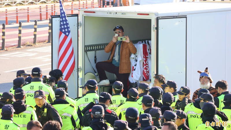 美国总统川普与中国国家主席习近平今天将在釜山金海机场会晤,两人到场前,场外已有抗议群众举美国国旗、高喊口号,还有大批警力戒备。(记者黄靖媗摄) 美国总统川普与中国国家主席习近平今天将在釜山金海机场会晤,两人到场前,场外已有抗议群众举美国国旗、高喊口号,还有大批警力戒备。(记者黄靖媗摄)