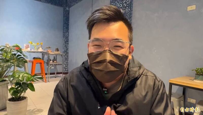 基隆市赖姓骑士26日晚间骑车经过隧道看到在拍片的黑衣长发女子,惊吓不已,连日心神不宁,还摔车受伤。(记者卢贤秀摄) 基隆市赖姓骑士26日晚间骑车经过隧道看到在拍片的黑衣长发女子,惊吓不已,连日心神不宁,还摔车受伤。(记者卢贤秀摄)