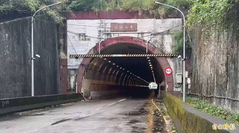 基隆中山隧道晚上行人的人较少。(记者卢贤秀摄) 基隆中山隧道晚上行人的人较少。(记者卢贤秀摄)