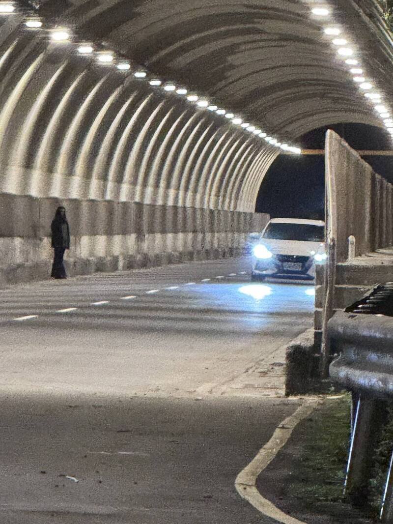 基隆民众在中山隧道看到长发女子,路过的机车骑士被吓坏。(赖姓民众提供) 基隆民众在中山隧道看到长发女子,路过的机车骑士被吓坏。(赖姓民众提供)