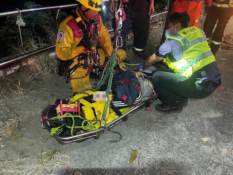 台中一名萧姓女大生,昨晚骑车自撞护栏后,喷飞坠落6米深边坡,消防人员获报到场抢救。(记者陈建志摄) 台中一名萧姓女大生,昨晚骑车自撞护栏后,喷飞坠落6米深边坡,消防人员获报到场抢救。(记者陈建志摄)